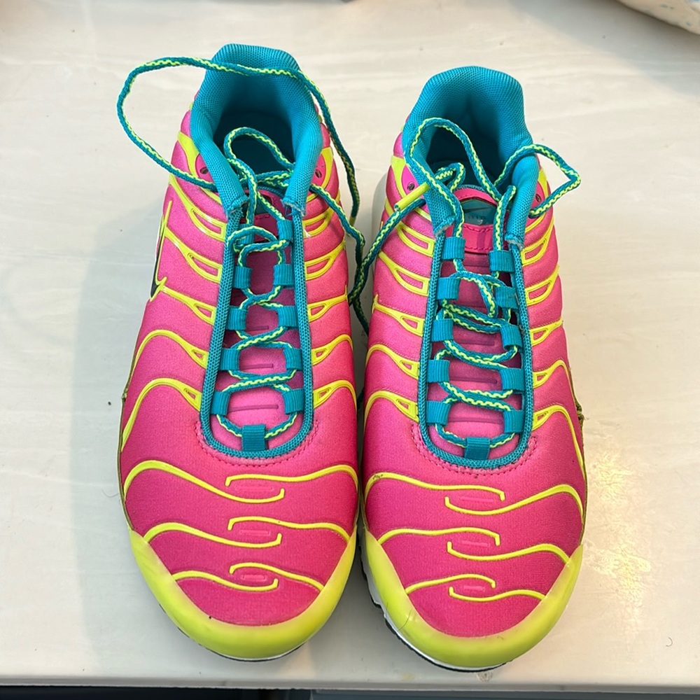 Air max wore once size 4  girl